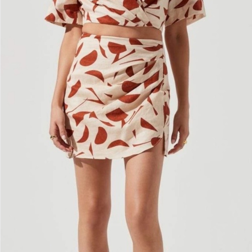 ASTR NIRINA ABSTRACT PRINT MINI SKIRT